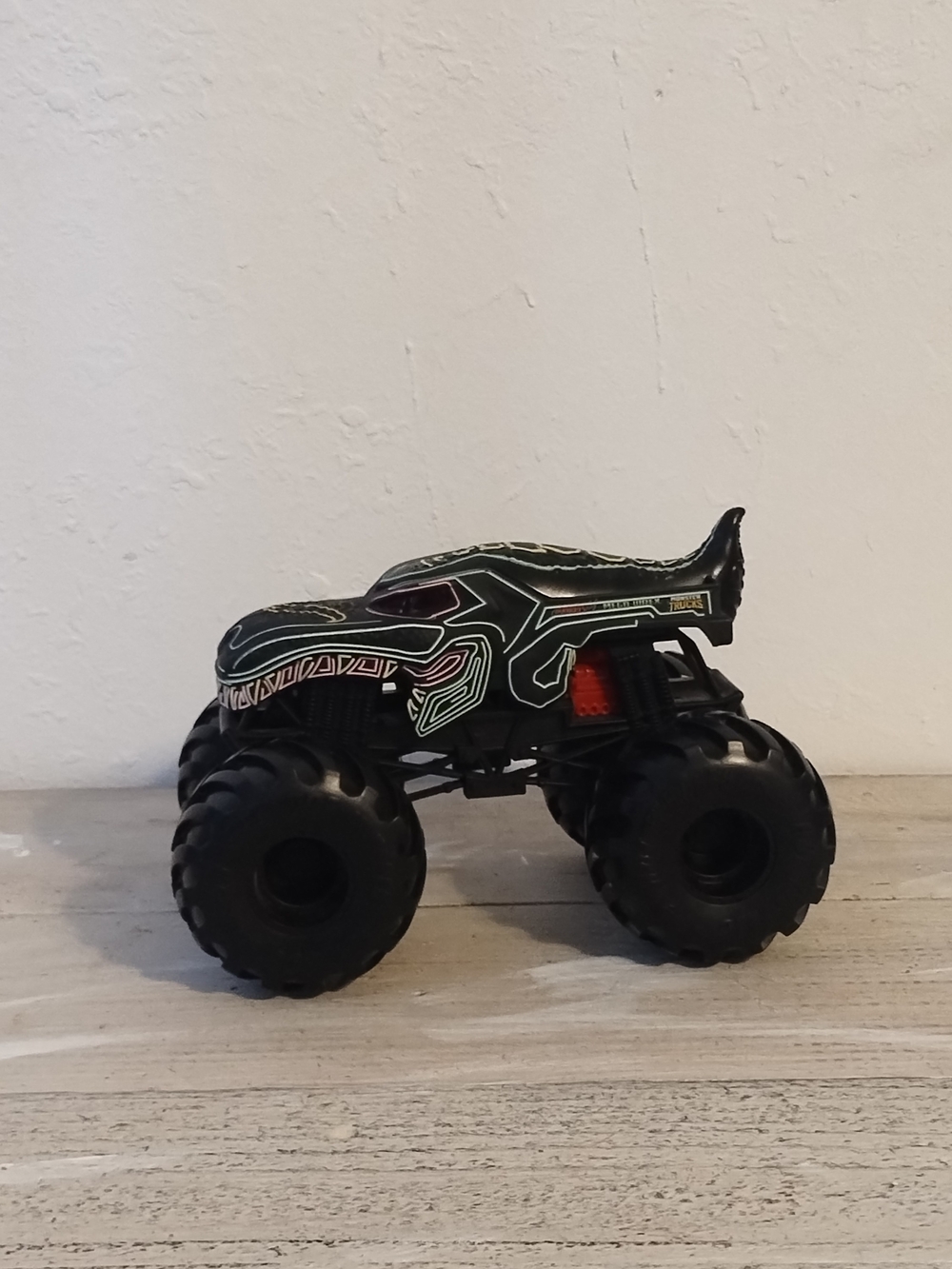 Hot Wheels Monster Jam Trucks Oversized Neon Mega Wrex Hot Wheels Truck 1:24